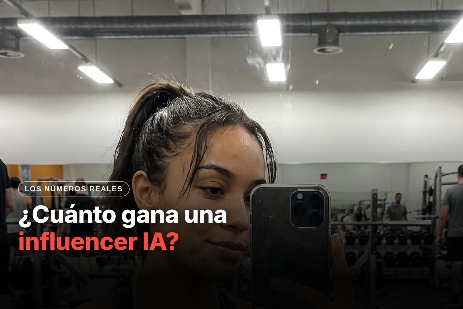 Selfie en el espejo de un gimnasio: una influencer creada con IA, con el pelo recogido en una coleta, sostiene el celular frente a la cara mientras otras personas entrenan al fondo