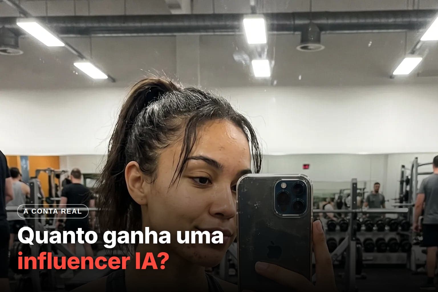 Capa com a pergunta Quanto ganha uma influencer IA? e a frase Fontes de receita, custos e a fórmula, ao lado da selfie de academia de uma influencer criada com IA, segurando o celular no espelho