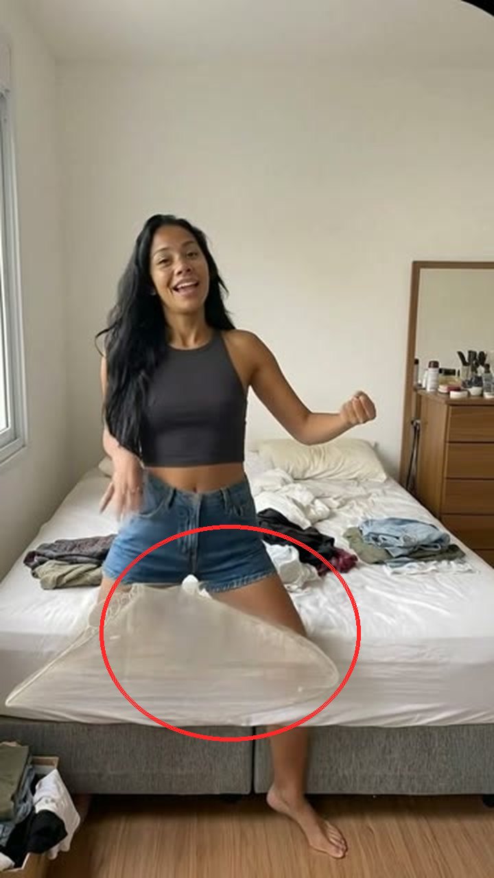 O resultado bugado, com o borrão branco circulado: é aqui que o modelo tentou apagar o celular da foto e inventou um objeto flutuando na frente dela.