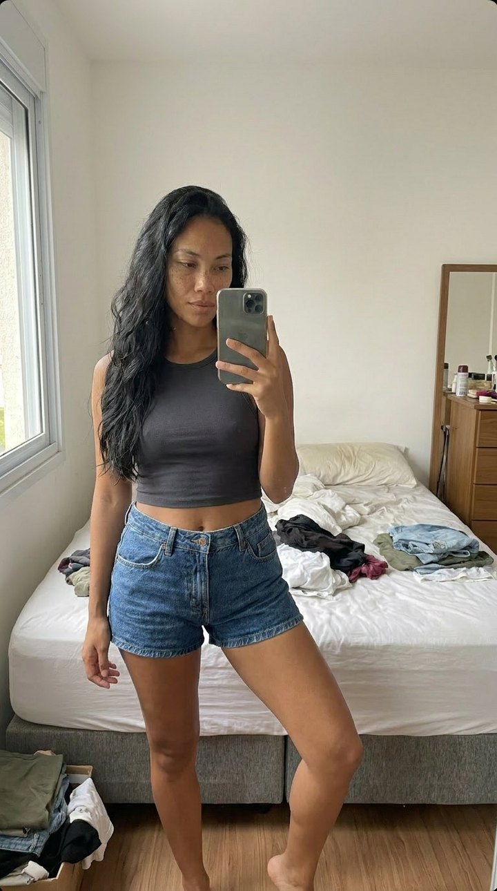 A foto errada que subi: selfie da Lia no espelho, celular na frente do corpo e a cama bagunçada atrás — foi isso que quebrou o vídeo.